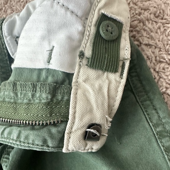 Gap shorts, boys size 5 regular, navy& green, good condition, adjustable waist - Picture 3 of 4